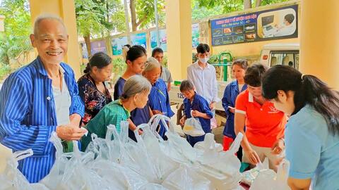 Trao tặng xuất cơm nghĩa tình cho bệnh nhân tại Trung tâm Y tế khu vực Cao Lộc
