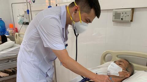 Người bác sỹ nhiệt huyết với nghề: Tốt nghiệp chuyên ngành Y đa khoa Trường Đại học Y dược - Đại học Thái Nguyên, bác sĩ Nông Trọng Hòa, Trưởng Khoa Khám bệnh – Hồi sức cấp cứu, Bệnh viện Phổi Lạng Sơn có gần 10 năm nhiệt huyết với nghề, đem lại những hành trang giá trị cho bản thân, góp phần bảo vệ sức khỏe, nâng cao chất lượng cuộc sống cho người bệnh.