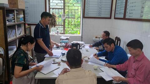 Trung tâm Kiểm soát bệnh tật - Giám sát phòng chống dịch bệnh sốt xuất huyết tại xã Yên Bình
