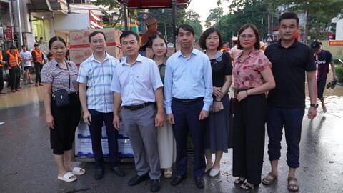 Sở Y tế kiểm tra, nắm bắt tình hình thiệt hại do mưa lũ và hỗ trợ nhu yếu phẩm cho Trung tâm Y tế khu vực Hữu Lũng