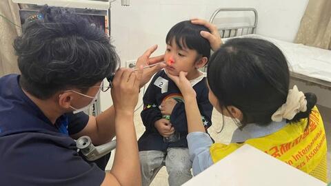 Hơn 250 người được khám bệnh cấp phát thuốc miễn phí tại Trạm Y tế xã Na Sầm