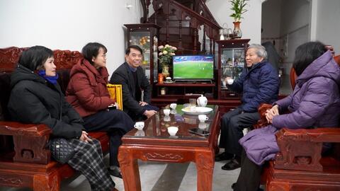 Trung tâm Kiểm soát bệnh tật thăm tặng quà nguyên cán bộ lãnh đạo của đơn vị