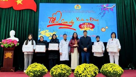 Trao tặng quà Tết cho hơn 200 đoàn viên người lao động  tại Trung tâm Y tế khu vực bắc Sơn