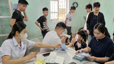 Gần 300 học sinh được khám tư vấn sức khỏe