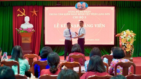 Đảng bộ bộ phận trung tâm kiểm soát bệnh tật kết nạp đảng viên mới năm 2026